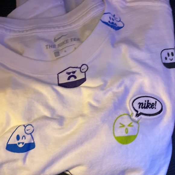 THE NIKE TEE - Picture 2 of 3